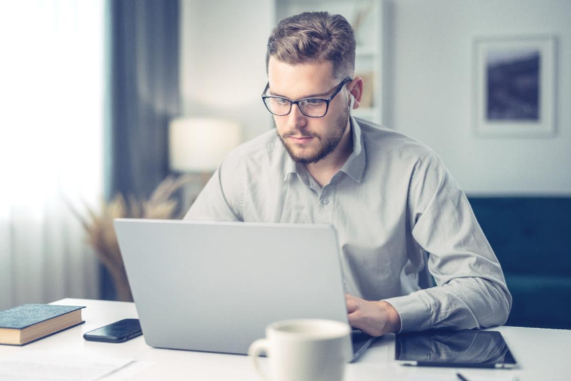 Schweizer Geschäftsteam bei einer Finanzschulung im modernen Konferenzraum