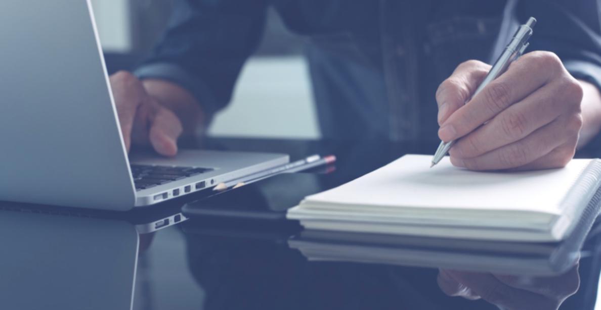 Professionelle Finanzberatung in modernem Büro