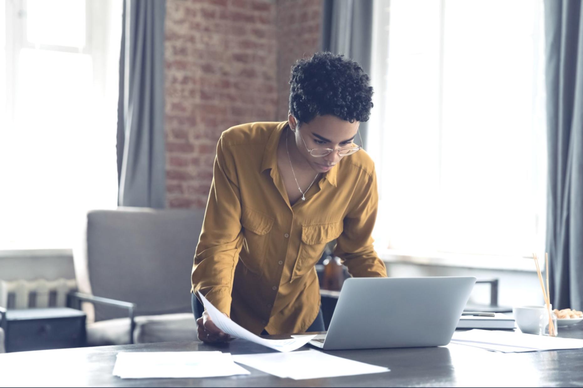 Moderne Arbeitsumgebung mit Fokus auf strategische Finanzplanung und Teamzusammenarbeit